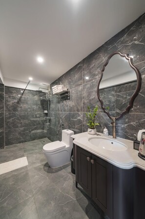 Familien-Suite, 1 Schlafzimmer, Küche, Stadtblick (1 King Bed and 2 Single Beds) | Badezimmer | Quellwasserbad, Regendusche, Designer-Toilettenartikel, Haartrockner