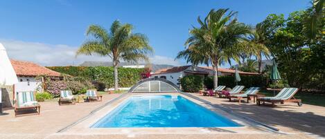 Innenpool, Außenpool, Sonnenschirme, Liegestühle