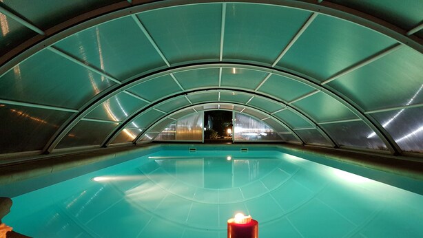 An indoor swimming pool with a curved ceiling and a central candle. - Finca El Picacho (San Cristóbal de La Laguna)