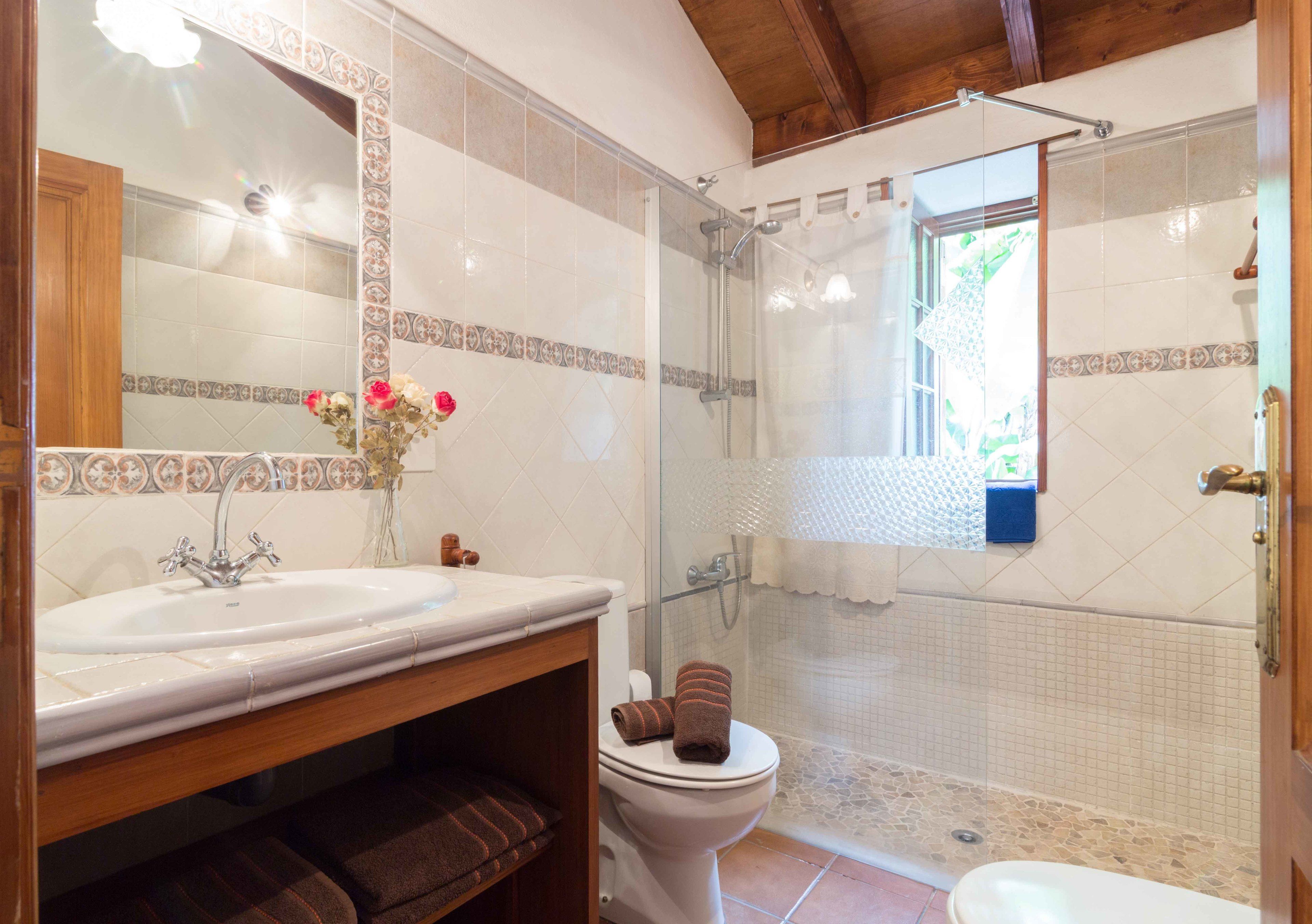 Shower, rainfall showerhead, free toiletries, hair dryer
