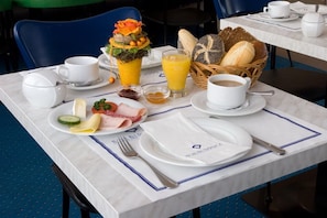 Bữa sáng buffet hàng ngày (15.00 EUR/mỗi người) 