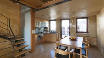 Luxury House, 3 Bedrooms, 2 Bathrooms, City View | In-room dining