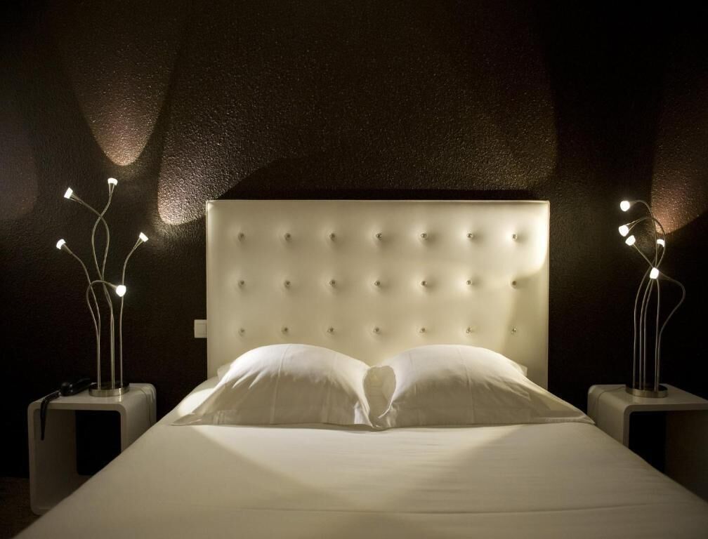 Bureau, rideaux occultants, chambres insonorisées