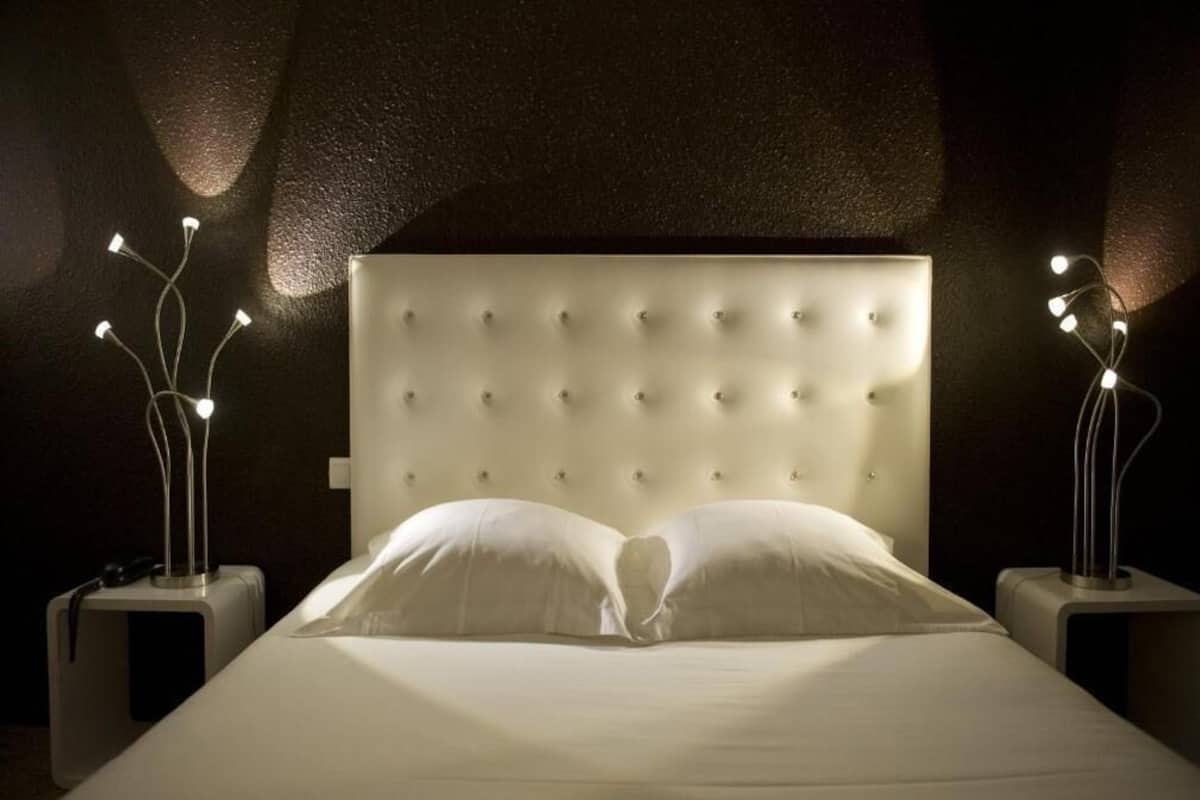 Bureau, rideaux occultants, chambres insonorisées