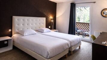 Escritorio, cortinas opacas, sistema de insonorización