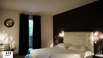 Double Room | Desk, blackout drapes, soundproofing, iron/ironing board