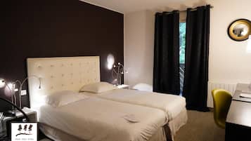 مكتب وستائر تعتيم وتجهيزات عازلة للصوت ومكواة/لوح كي