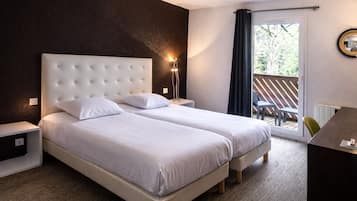 Quarto duplo, 2 camas de solteiro, ar-condicionado, vista para o jardim | Escrivaninha, cortinas blackout, quartos à prova de som