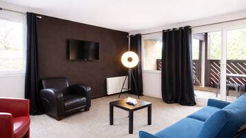 Suite, 1 Queen Bed with Sofa bed, Balcony, Garden View | Living area | Flat-screen TV