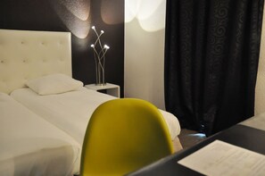 Desk, blackout drapes, soundproofing, iron/ironing board - Hotel Diane (Amneville)