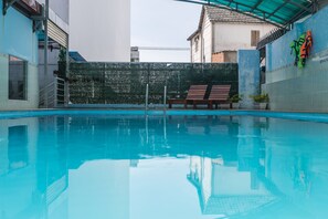 Sisäuima-allas, ulkouima-allas, aurinkotuoleja