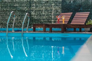 Piscina interna, piscina externa, espreguiçadeiras