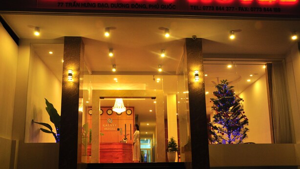 The exterior of the Galaxy Hotel with a Christmas tree and a reception desk. - Galaxy Hotel Phu Quoc (Phu Quoc)