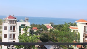 A coastal view with buildings, a clear sky, and the sea. - Galaxy Hotel Phu Quoc (Phu Quoc)