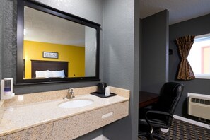 Quarto casal standard | Pia do banheiro