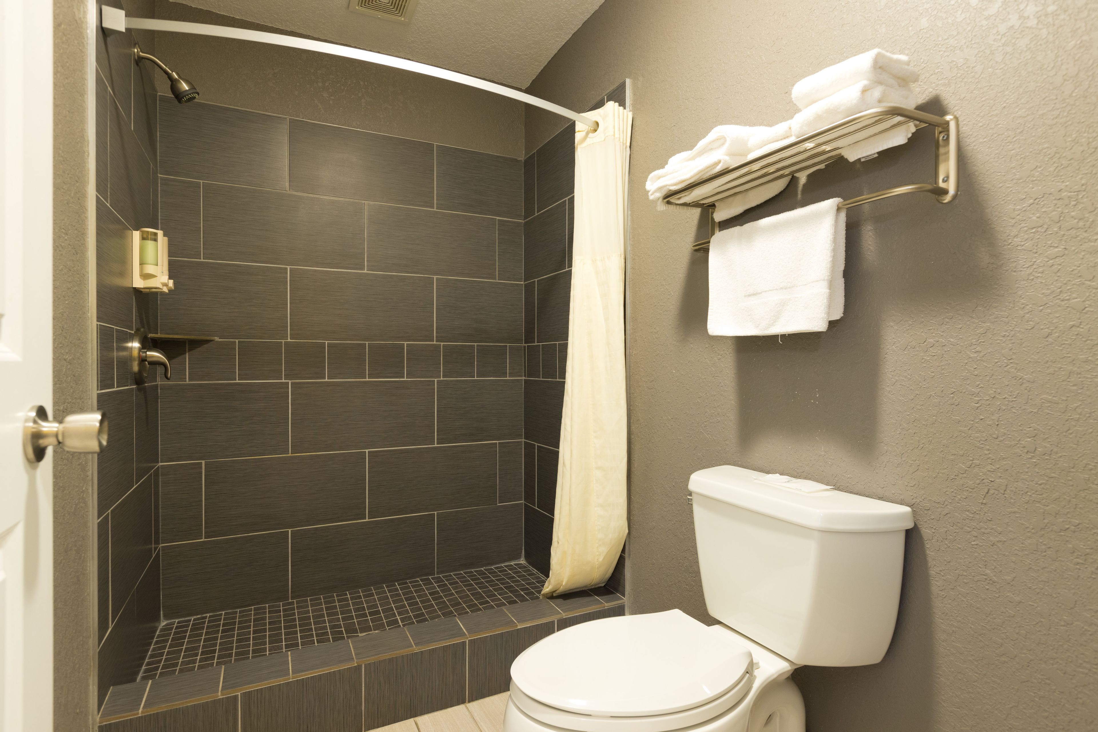 Standard Room | Bathroom | Shower, hair dryer, towels