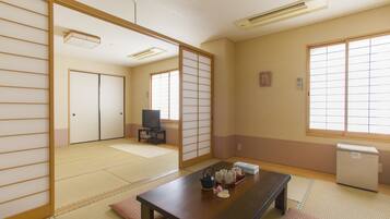 Family Room, Non Smoking, Connecting Rooms | Living area | Flat-screen TV