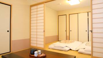 Family Room, Non Smoking, Connecting Rooms | Living area | Flat-screen TV