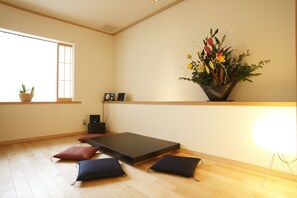 ラグジュアリー スイート 禁煙 浴槽 | リビング エリア | 薄型テレビ