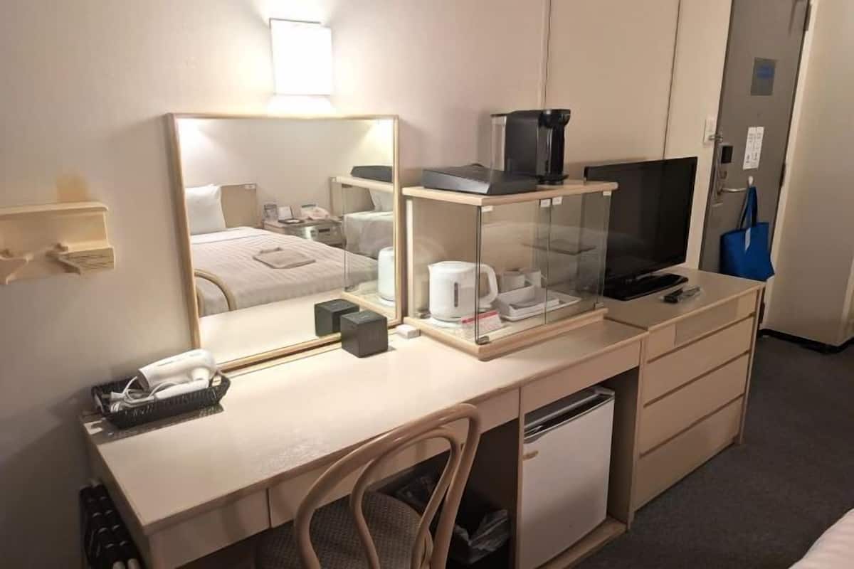 Down duvets, in-room safe, desk, blackout curtains