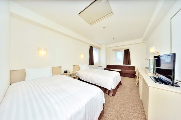 Down comforters, in-room safe, desk, blackout drapes