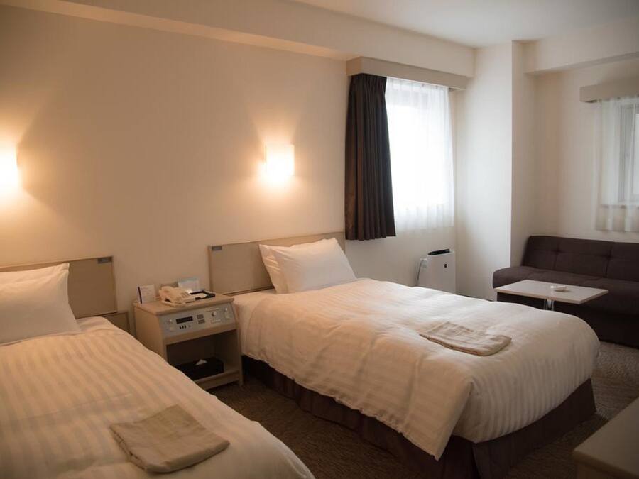 Dundyner, safe på rommet, skrivebord og blendingsgardiner