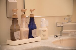 Duschwanne, kostenlose Toilettenartikel, Haartrockner, Hausschuhe