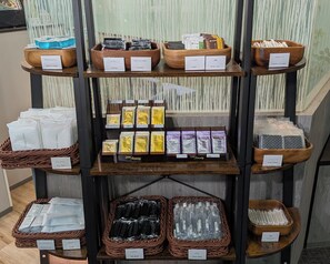 Verschillende toiletartikelen en persoonlijke verzorgingsproducten staan op planken tentoongesteld.