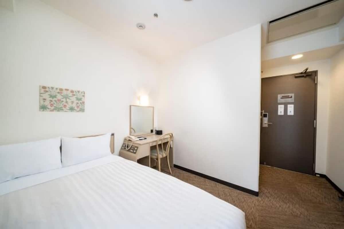 Down duvets, in-room safe, desk, blackout curtains