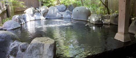 Perlengkapan mandi gratis, pengering rambut, sandal, dan kloset