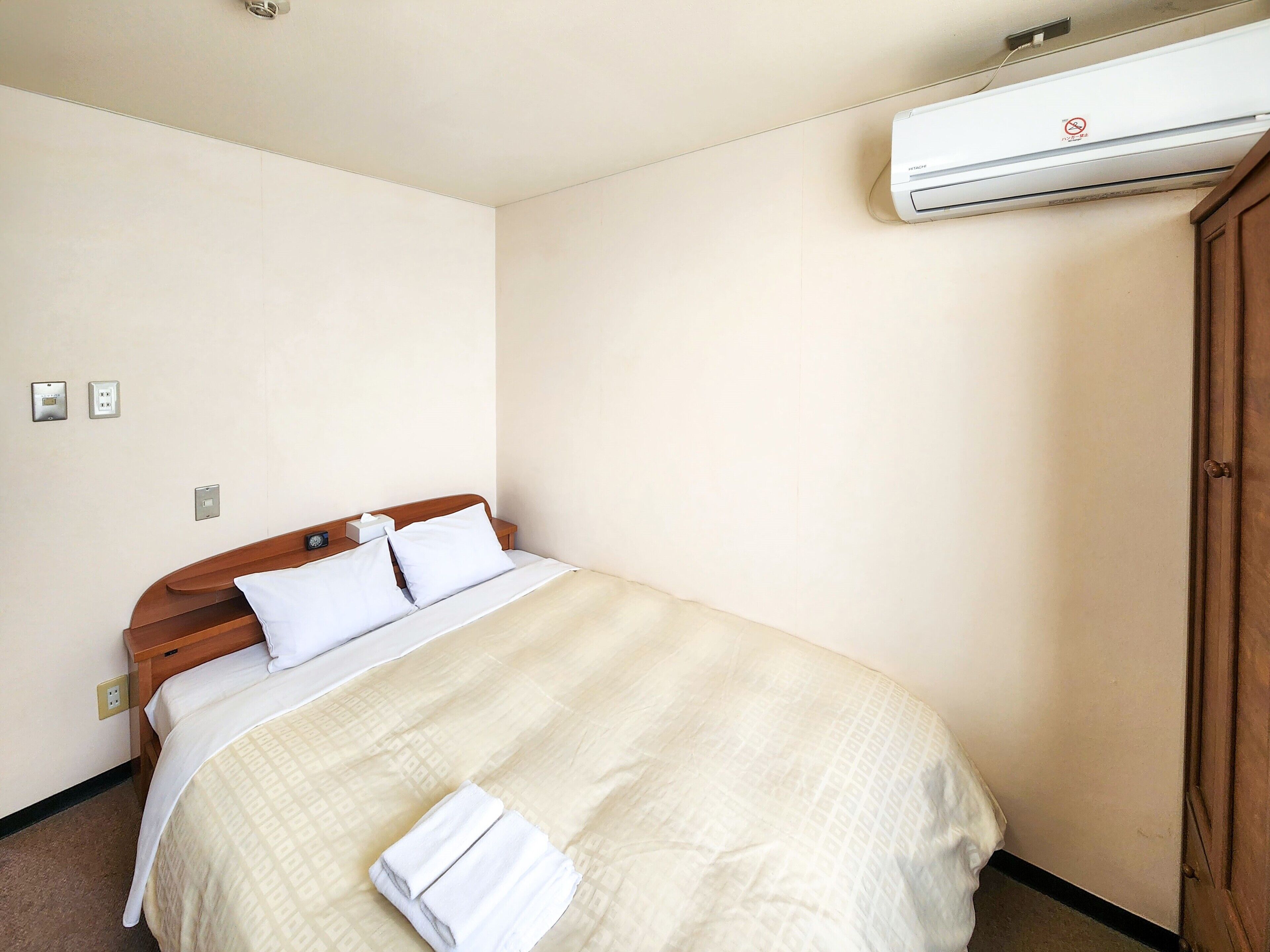 デスク、ベッドシーツ