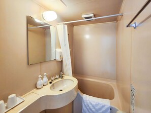 Combined shower/tub, electronic bidet, towels, shampoo - Hotel Himeji Hills (Himeji)