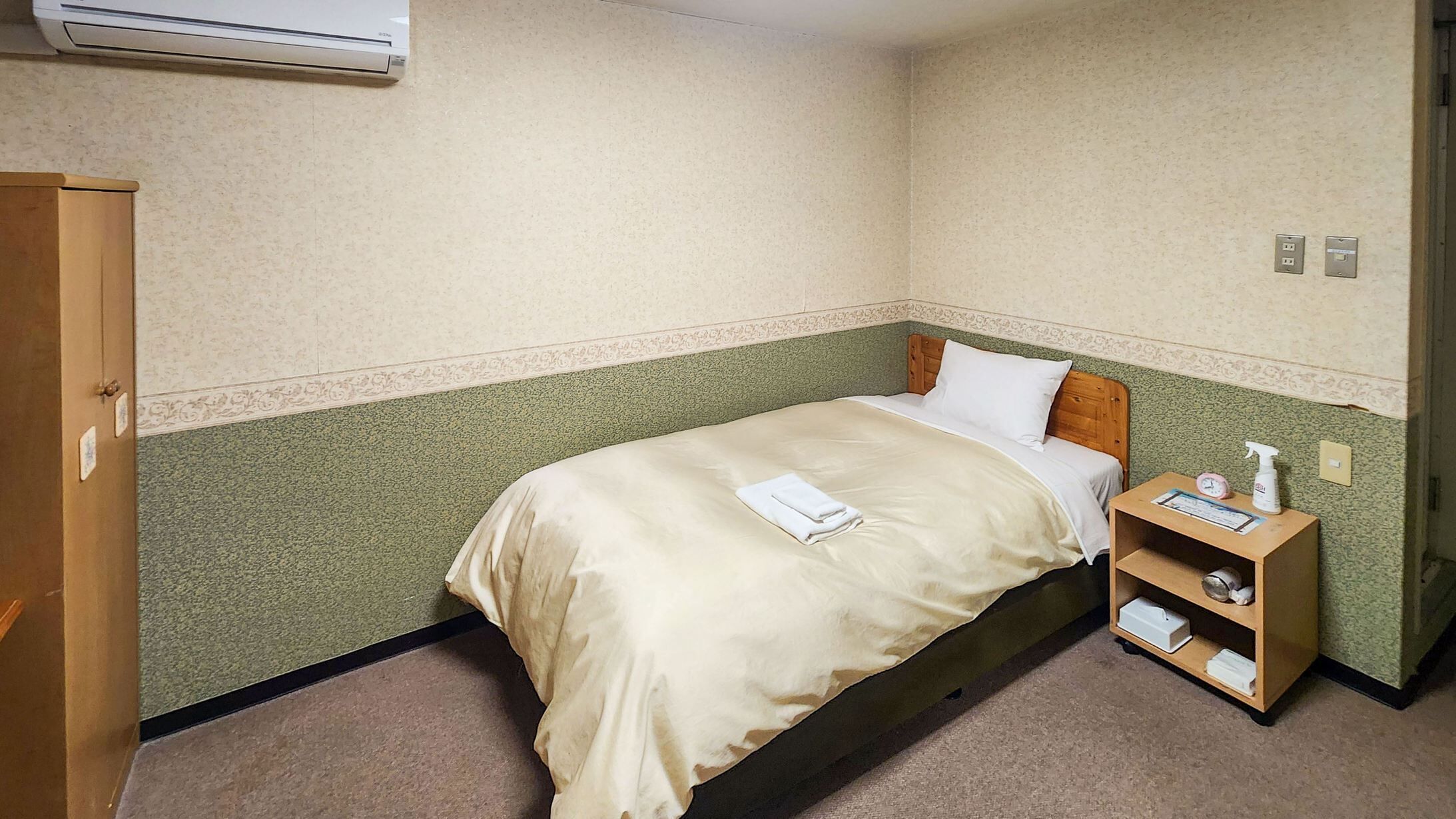 Desk, bed sheets
