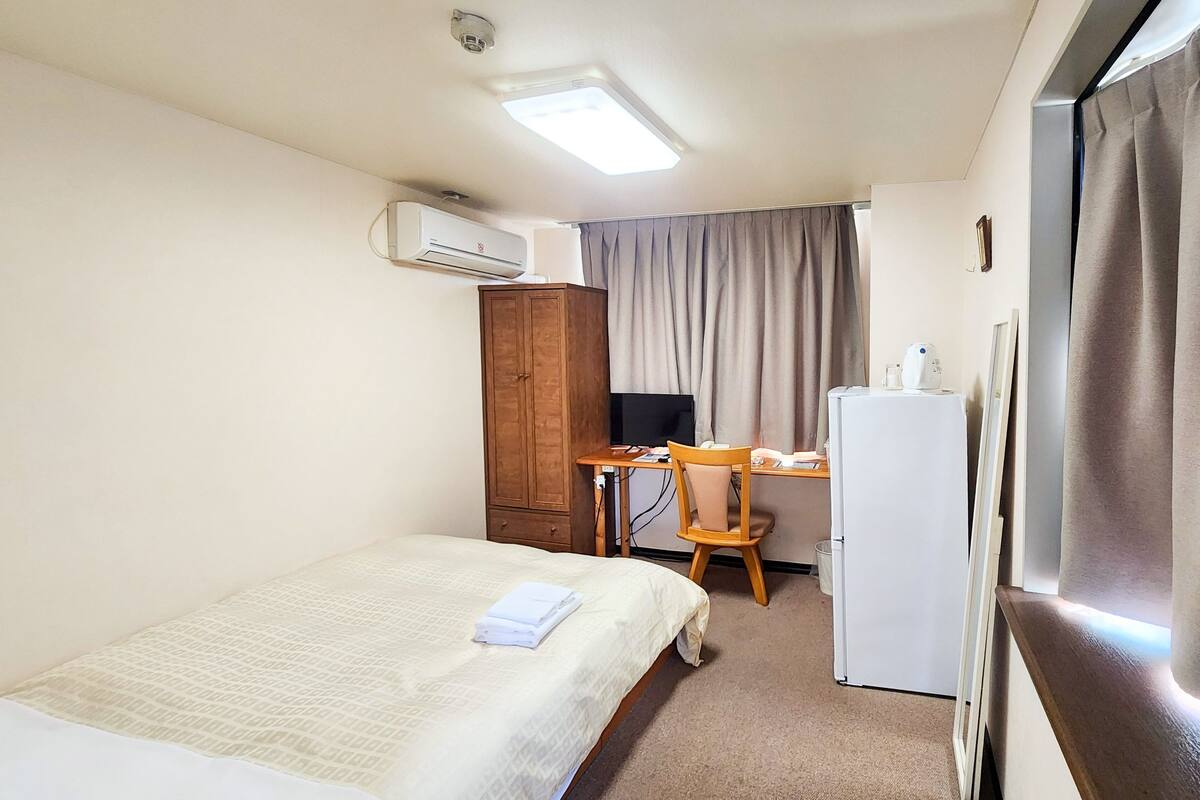 Escritorio y ropa de cama 