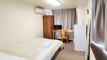 Escritorio y ropa de cama