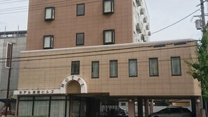 Un hôtel à plusieurs étages, sur lequel on peut voir une enseigne bien visible au sommet.