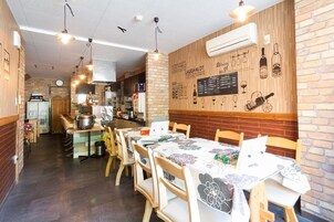 朝食、ディナーに営業