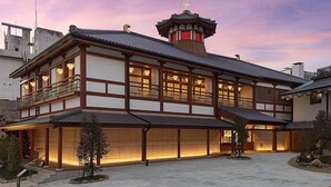 Perinteinen japanilainen rakennus, jonka tunnusomaisena piirteenä on korkea, pagodityylinen torni, suuret ikkunat ja katettu käytävä.