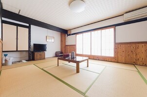 和室12畳 | デスク、WiFi (無料)