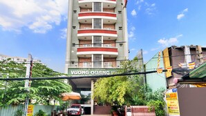 Un immeuble à plusieurs étages sur lequel on peut lire l’inscription « VUONG QUANG ».