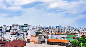 Zona urbana densa i abarrotada, amb una combinació d'edificis residencials i comercials, incloent-hi una torre destacada al fons.