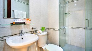 Buồng tắm vòi sen, đồ dùng nhà tắm miễn phí, máy sấy tóc 