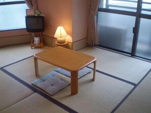 Living room - Hostels Minsyuku Hakuseiso (Naha)