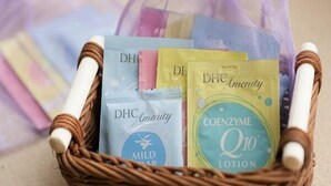 Una cesta de mimbre con varios productos DHC, incluyendo un jabón suave y una loción Q10.