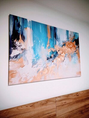 A large abstract painting on a white wall. - Hotel Herian (Vaterstetten)