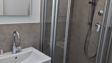 Dusche, kostenlose Toilettenartikel, Haartrockner, Handtücher