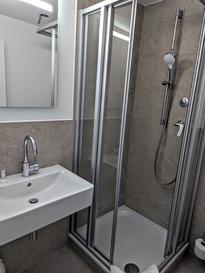 Shower, free toiletries, hair dryer, towels - Hotel Herian (Vaterstetten)