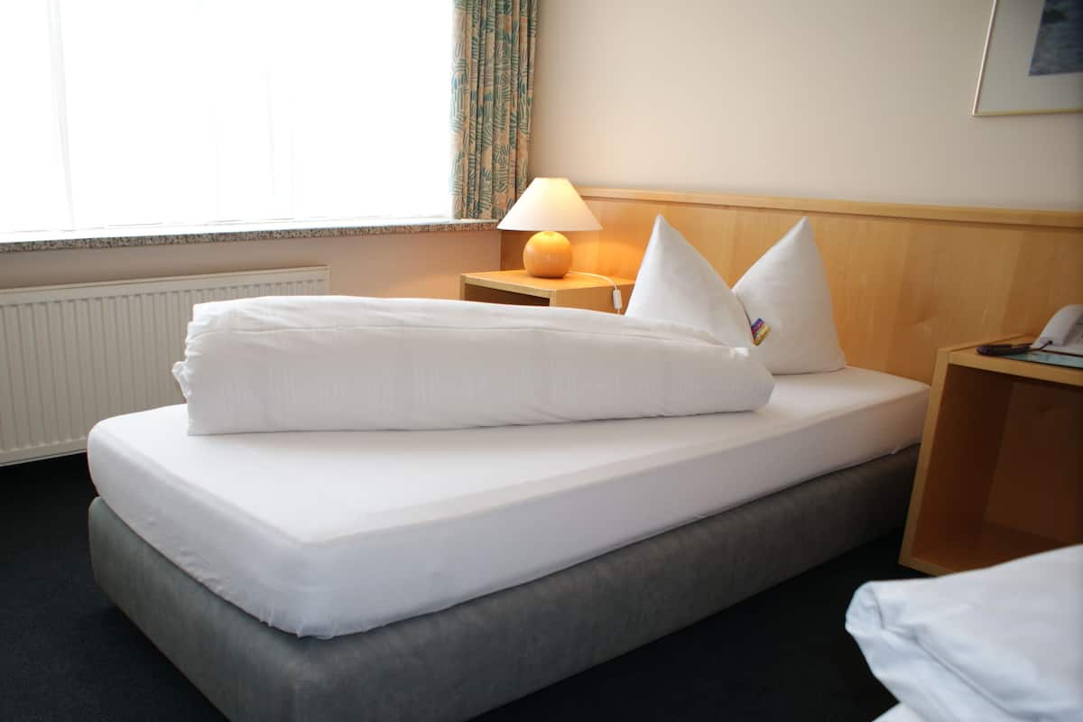 single room | hypo-allergenic bedding, free minibar, in-room safe, desk