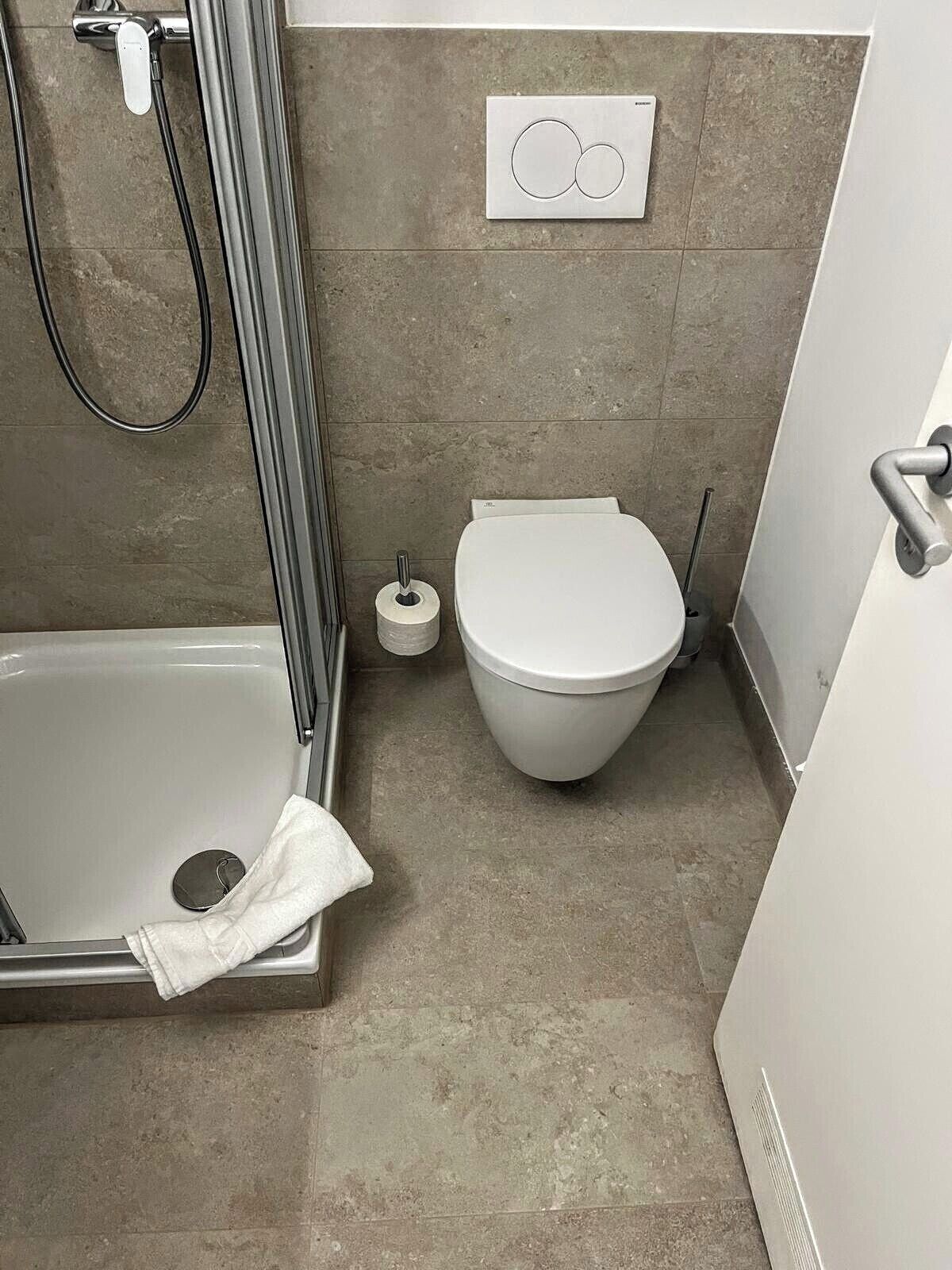 Ducha, artículos de higiene personal gratuitos y secador de pelo