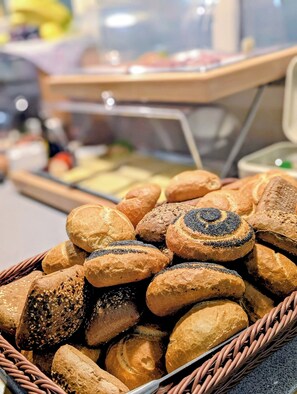 A basket of assorted breads and pastries. - Hotel Herian (Vaterstetten)